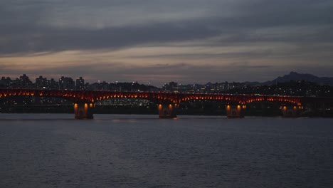puente seongsu cruzando el río han con edificios de seúl en segundo plano por la noche