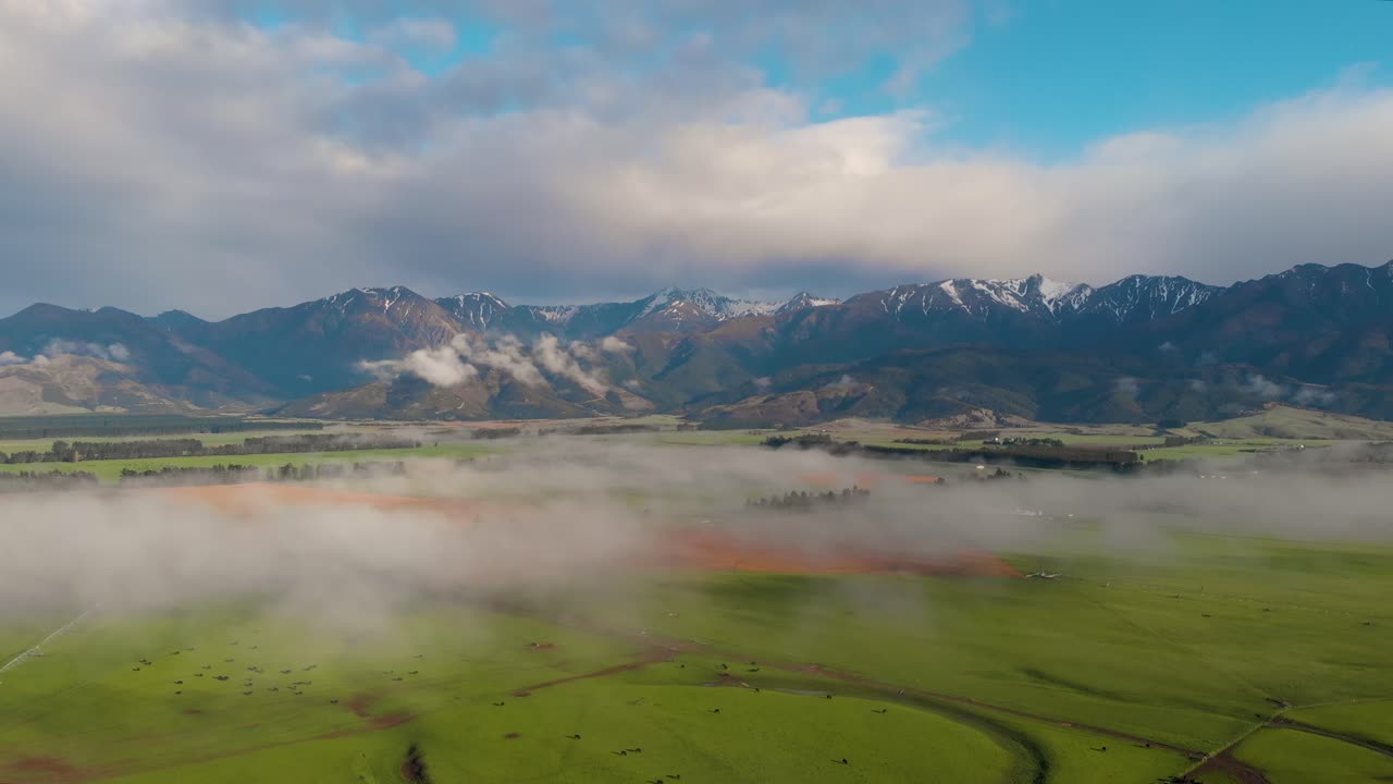 녹색 안개가 자욱한 풍경, 농지, 산의 아름다운 탁 트인 전망