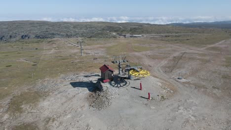 Sessellift-Auf-Dem-Höchsten-Punkt-Des-Serra-Da-Estrela-Turms,-Portugal