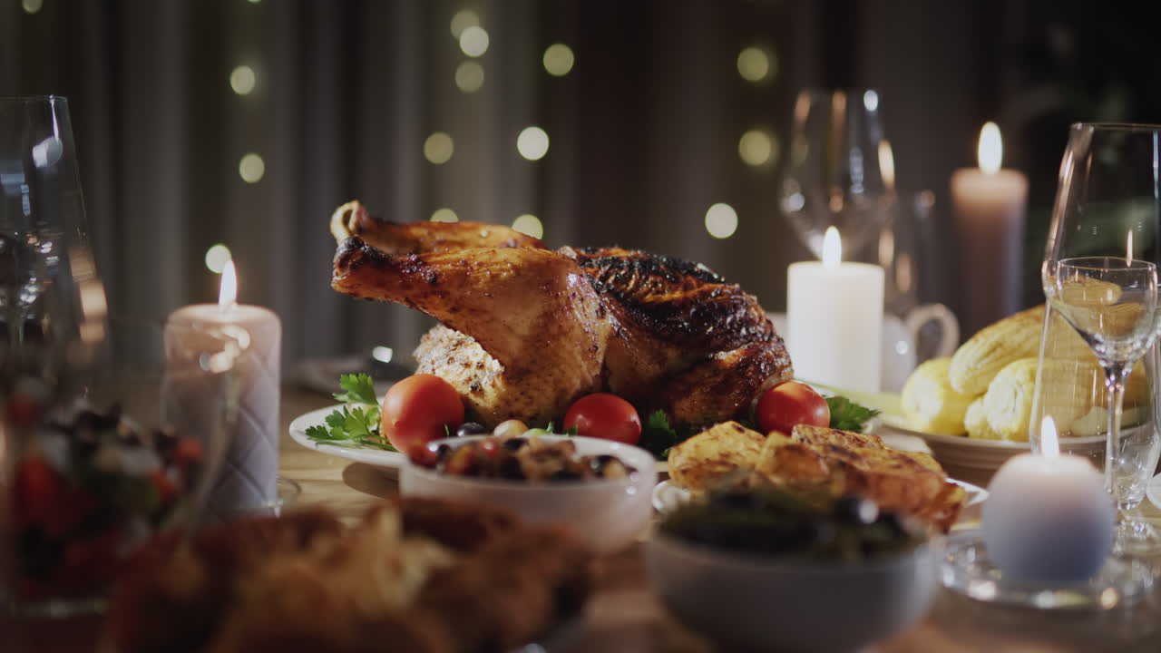 delicioso pavo al horno en la mesa festiva