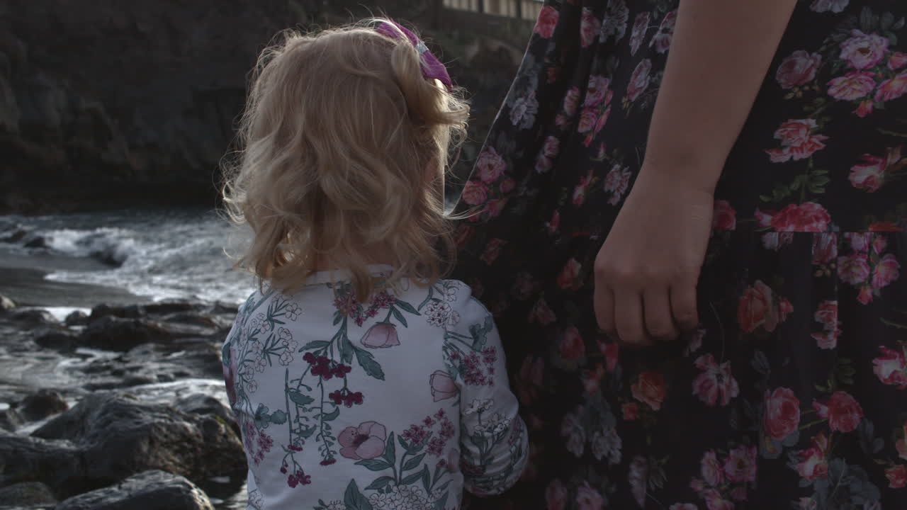 Mamma affettuosa con la figlia al mare