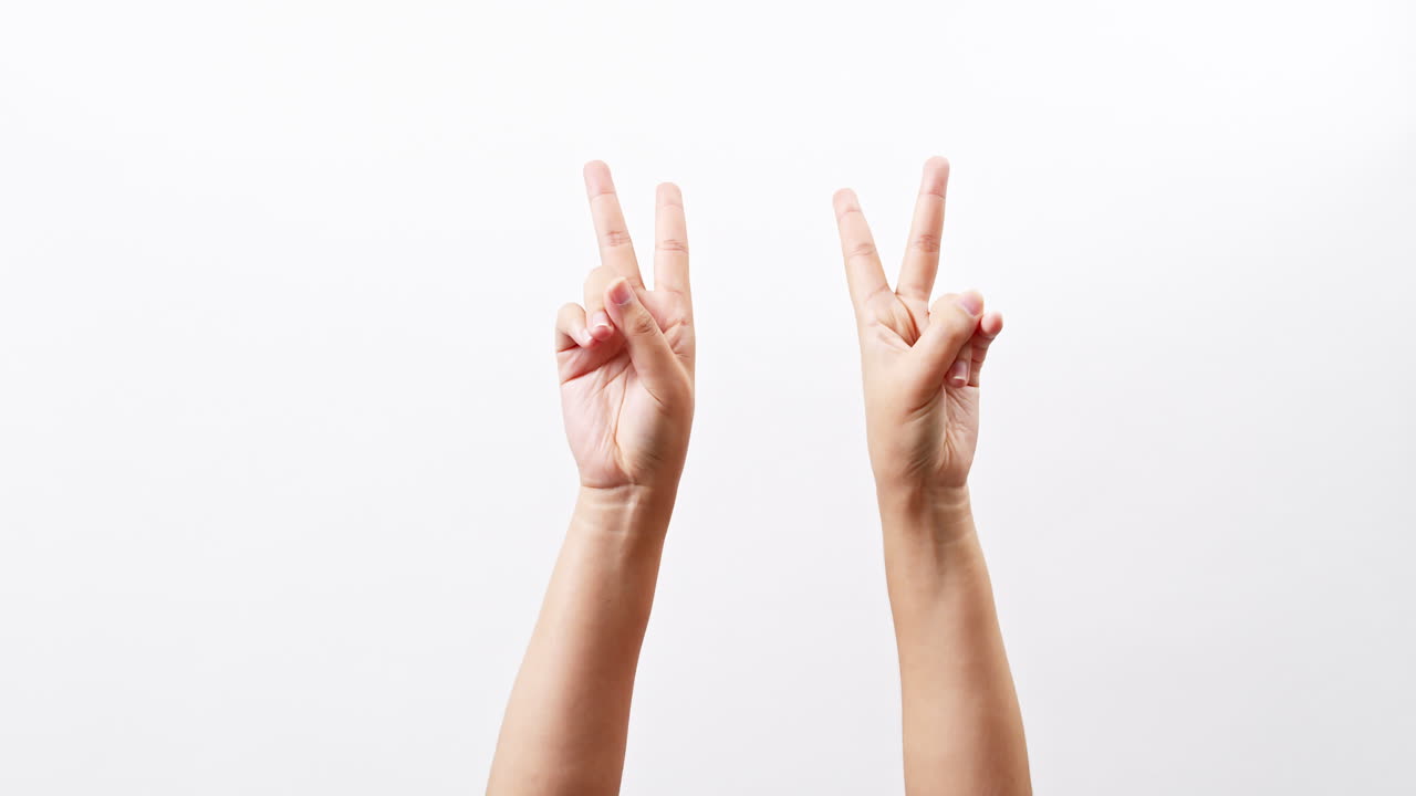 광고용 텍스트를 배치할 수 있는 복사 공간이 있는 흰색 스튜디오 배경에 격리된 가위 승리 크로마 키 두 개의 엄지손가락을 보여주는 손