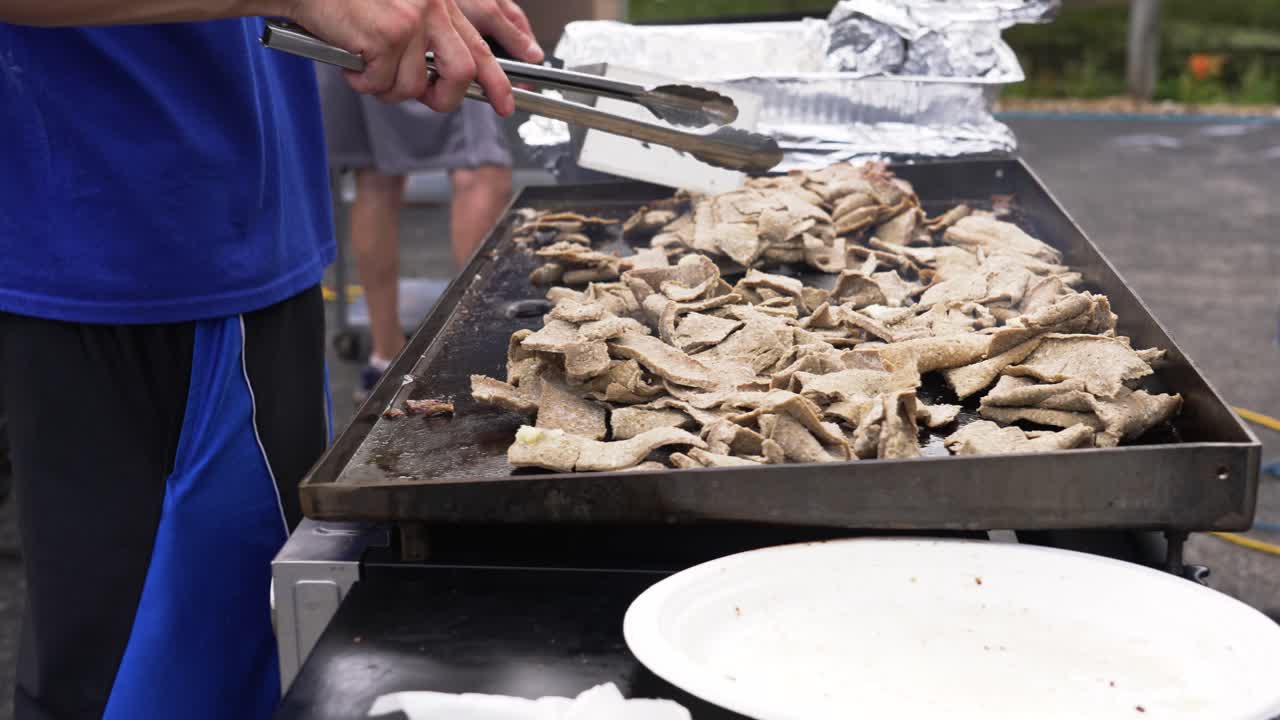 carne de giroscopio, cordero, cocinado en una gran parrilla plana