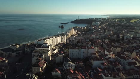 biarritz con el faro al fondo, francia