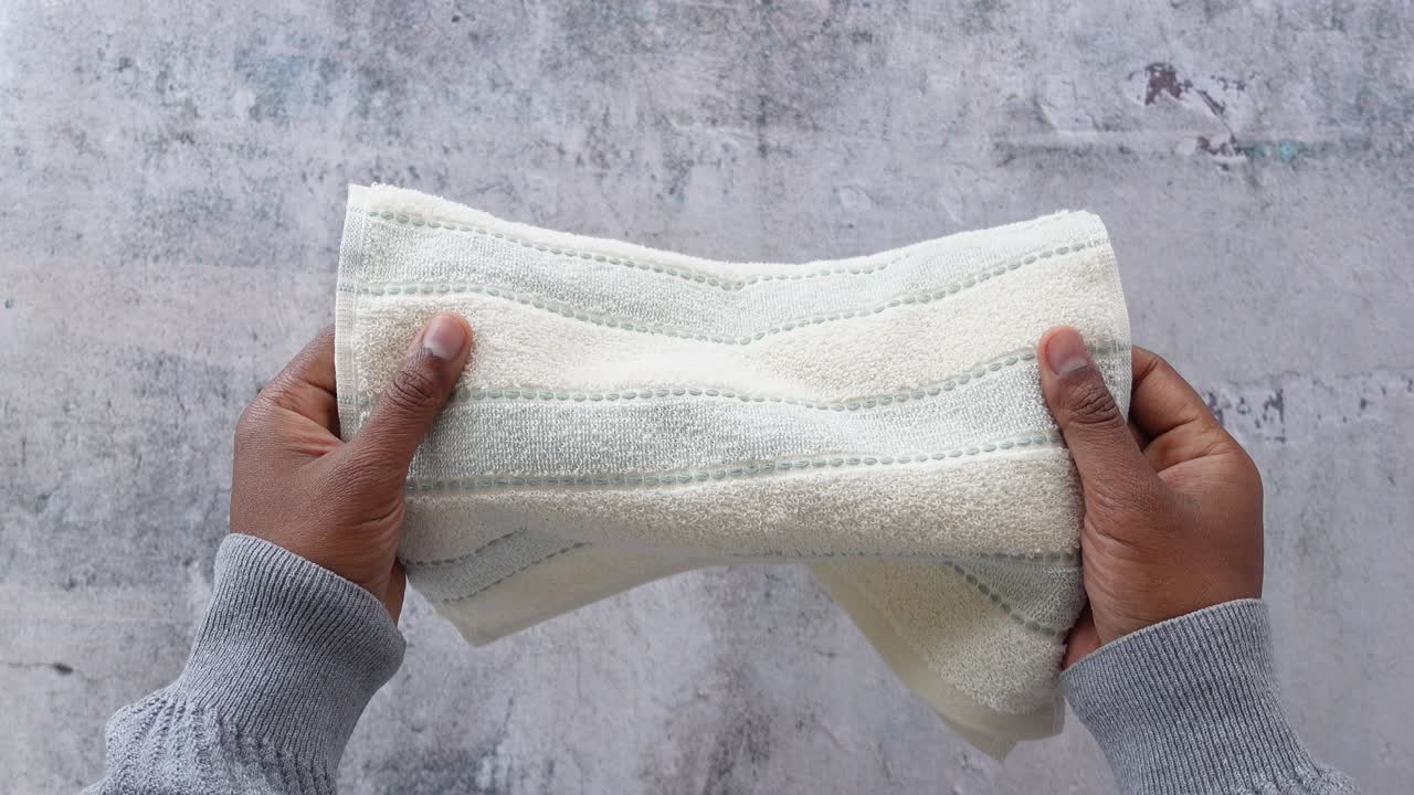 persona que sostiene una toalla a rayas