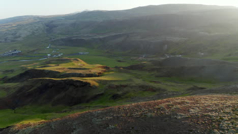 Descubriendo-La-Belleza-De-La-Tierra-Vista-Aérea-Del-Paisaje-De-Islandia.-Vista-De-Drones-De-Pastizales-Con-Cráteres-Geotérmicos-Con-Agua-Caliente