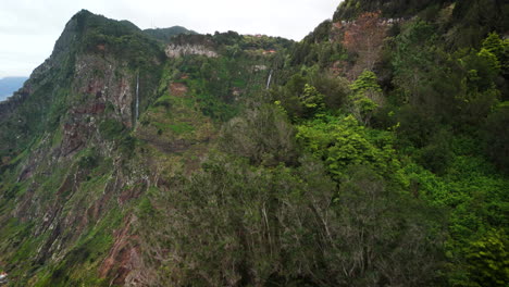 fotografía reveladora de la cascada de rocha do navio, en las montañas verdes de madeira, portugal