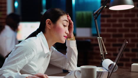 Trabajador-Entrecerrando-Los-Ojos-Con-Exasperación,-Sintiéndose-Sobrecargado-De-Trabajo