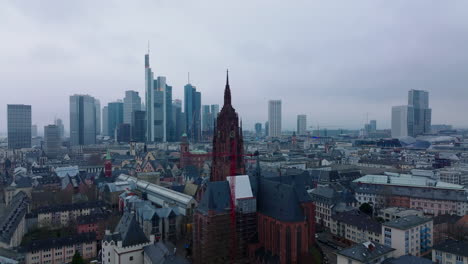 Vorwärts-Fliegen-über-Gebäude-Im-Stadtteil-Rund-Um-Den-Frankfurter-Dom.-Moderne-Bürotürme-Im-Business-Center-Im-Hintergrund.-Frankfurt-Am-Main,-Deutschland