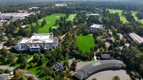 Vista-Aérea-Del-Campo-De-Golf-Nacional-De-Augusta-En-Otoño