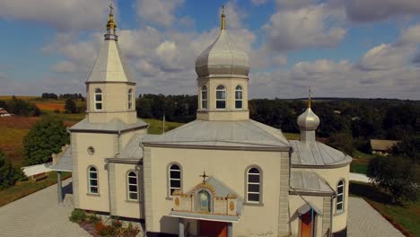 iglesia ortodoxa en el pueblo ucraniano. vista aérea 06
