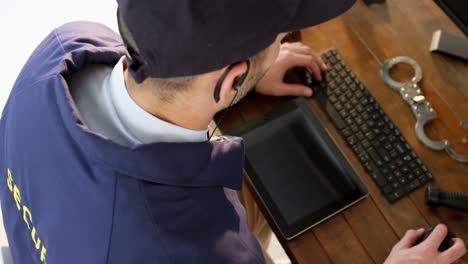 guardia de seguridad trabajando en la computadora