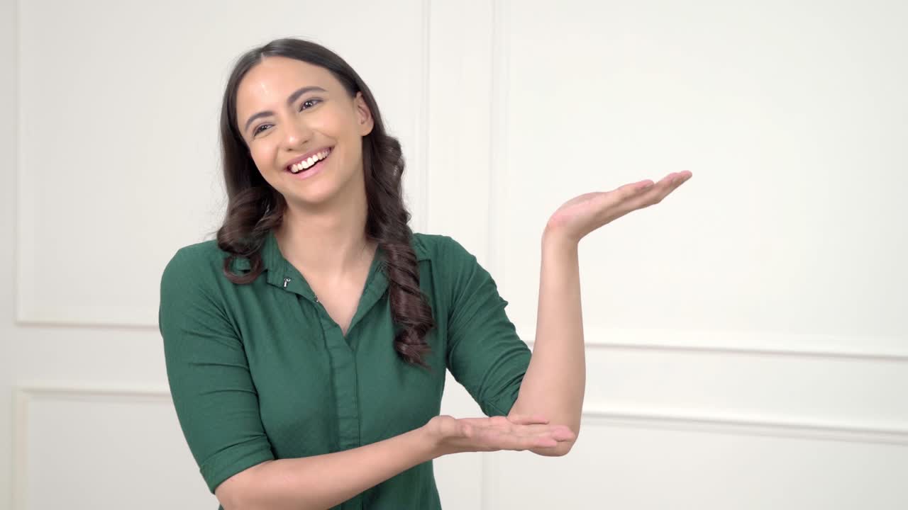 chica india señalando para la colocación de productos