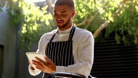 Waiter-using-digital-tablet-4k