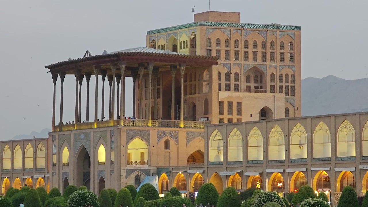 Cung điện Ali Qapu tại Quảng trường Naqsh-e Jahan ở Isfahan.