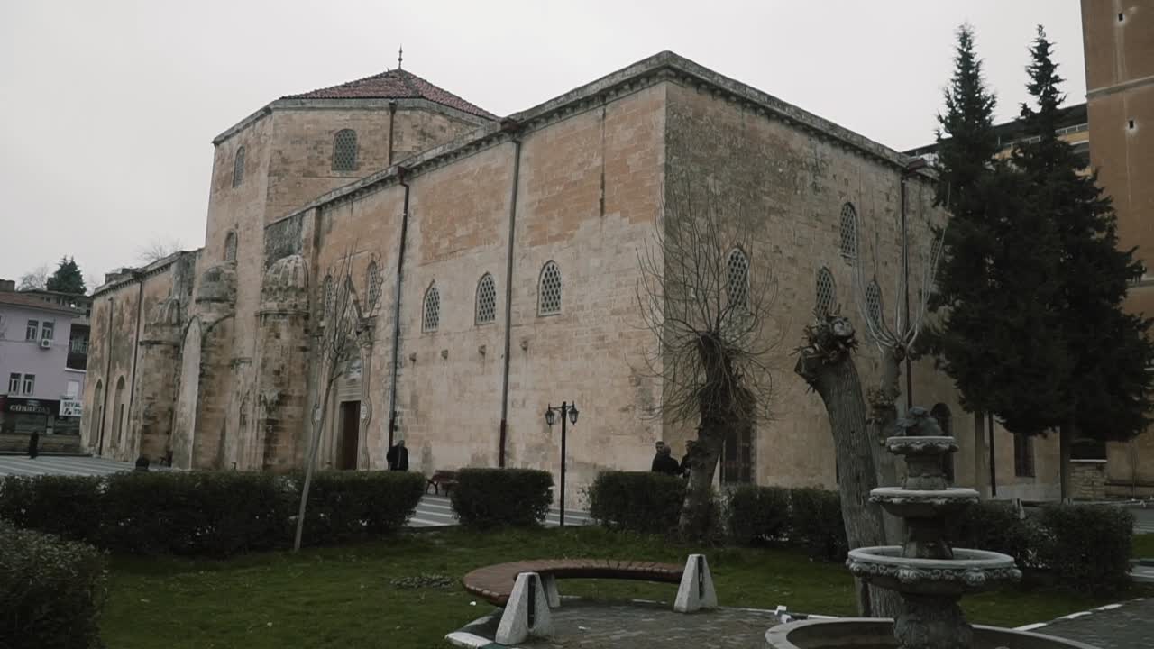SILVAN ULU MOSQUE, HISTORIC SELAHADDIN EYYUBI MOSQUE, COURTYARD GARDEN, DIYARBAKIR, TURKEY