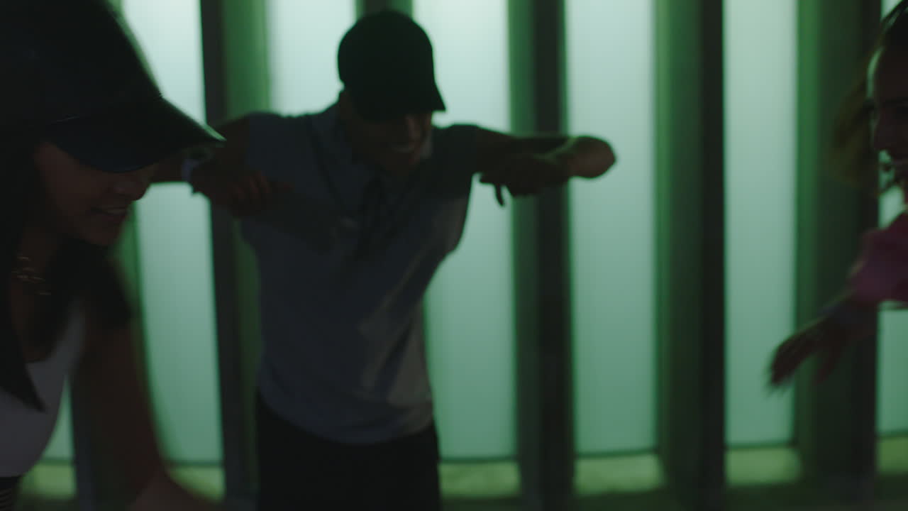 춤추는 사람들 젊은 다민족 거리 댄서 그룹이 현대 프리스타일 댄스 동작을 즐기고 도시 저녁에서 함께 안무 연습을합니다.