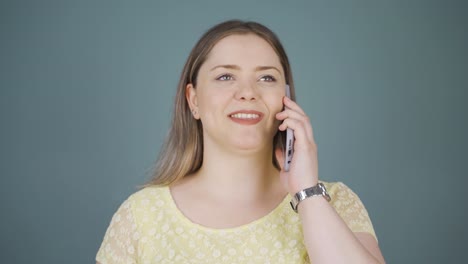 Mujer-Joven-Feliz-Hablando-Por-Teléfono.