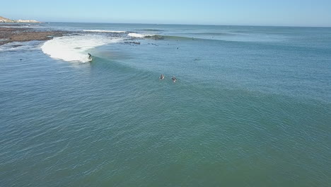 Dramatische-Antenne-Des-Surfens-Entlang-Der-Küste-In-Südafrika