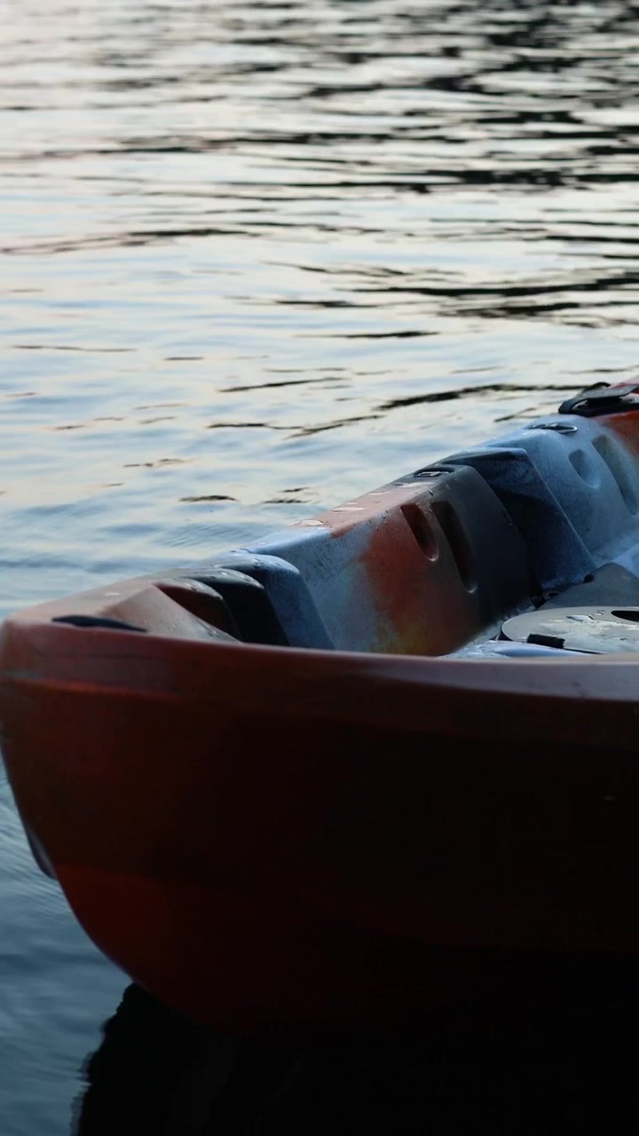Una scena serena di una barca che galleggia su un lago