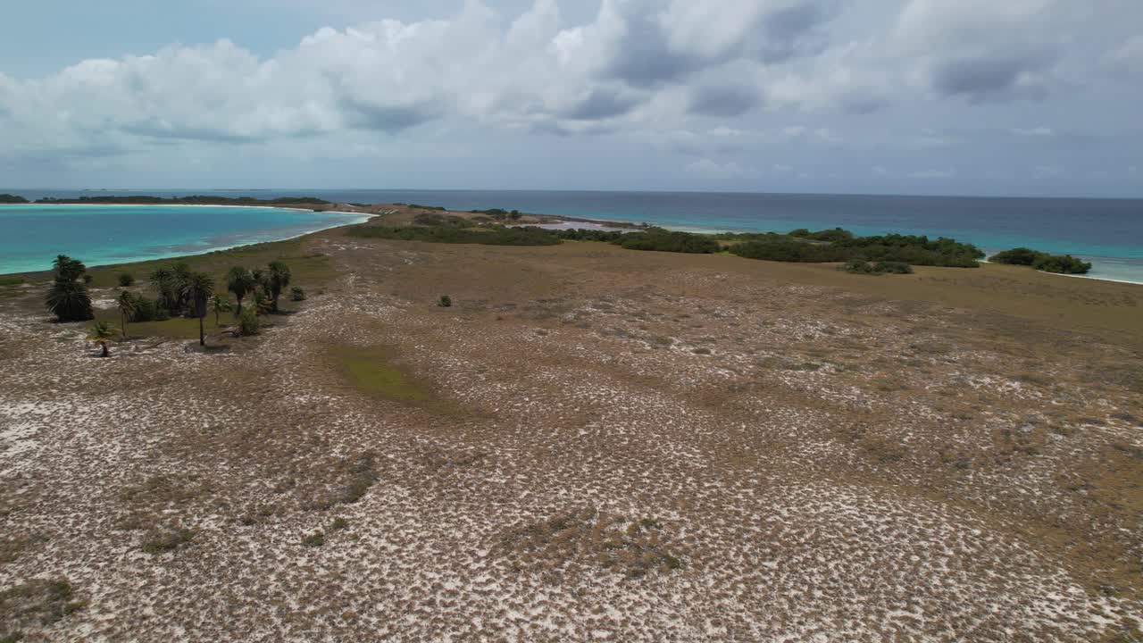 el lugar más pacífico de la isla caribeña, vista aérea justo sobre la isla tropical, cayo de agua