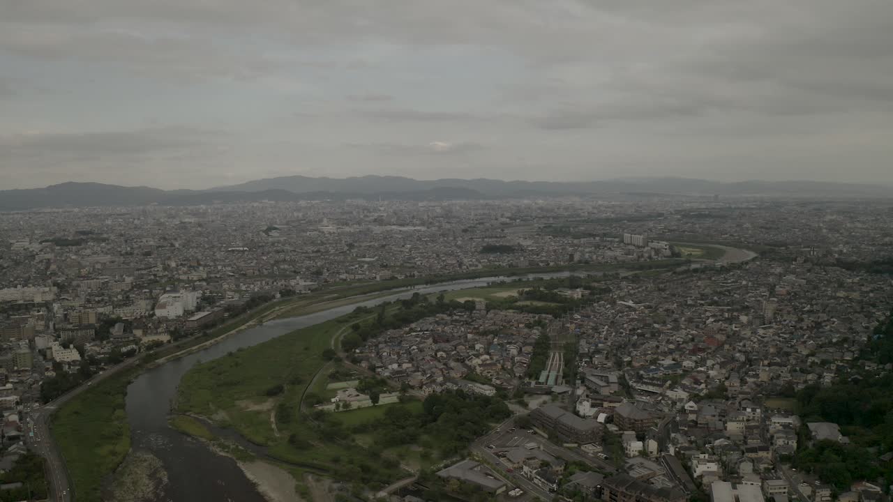 toma aérea de kyoto con drones al atardecer cerca de un río, japón, asia