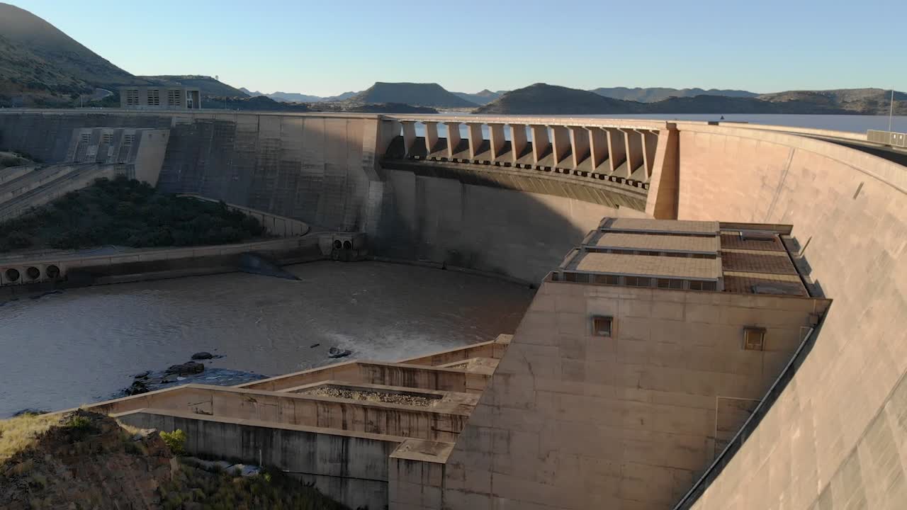 수위가 높은 댐 벽의 공중 비디오