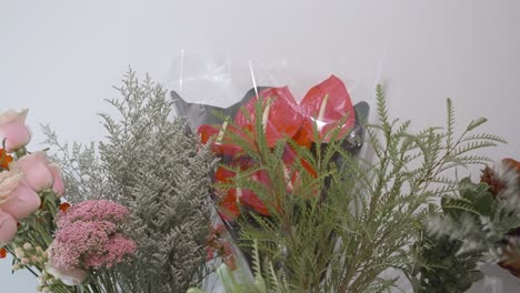 moviéndose hacia las diversas flores y verdes utilizados para arreglos románticos