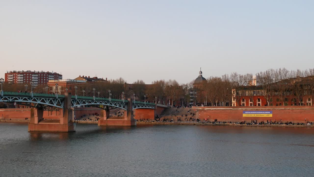Panorerende udsigt over Saint Pierre-broen og Garonne-flodens bredder i Toulouse, Frankrig.