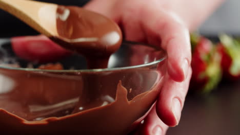 making chocolate covered strawberries