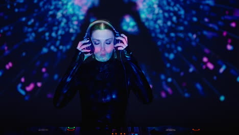 dj femenina actuando en un club nocturno