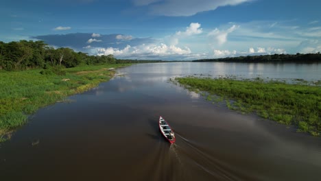 Drohnenansicht-Eines-Bootes,-Das-Auf-Einem-Breiten-Fluss-Im-Amazonas-Segelt