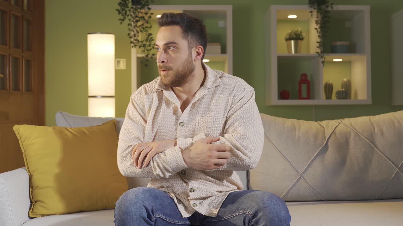 정신질환자는 집에서 자신을 보호하기 시작합니다.