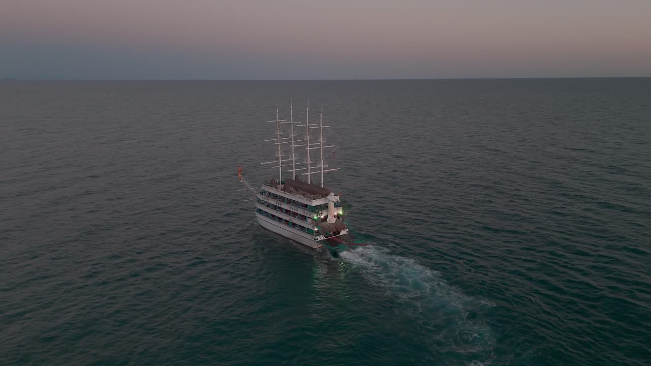 평화로운 해가 지중해를 가로질러 항해하는 다단계 관광 항해 선박의 공중 뷰