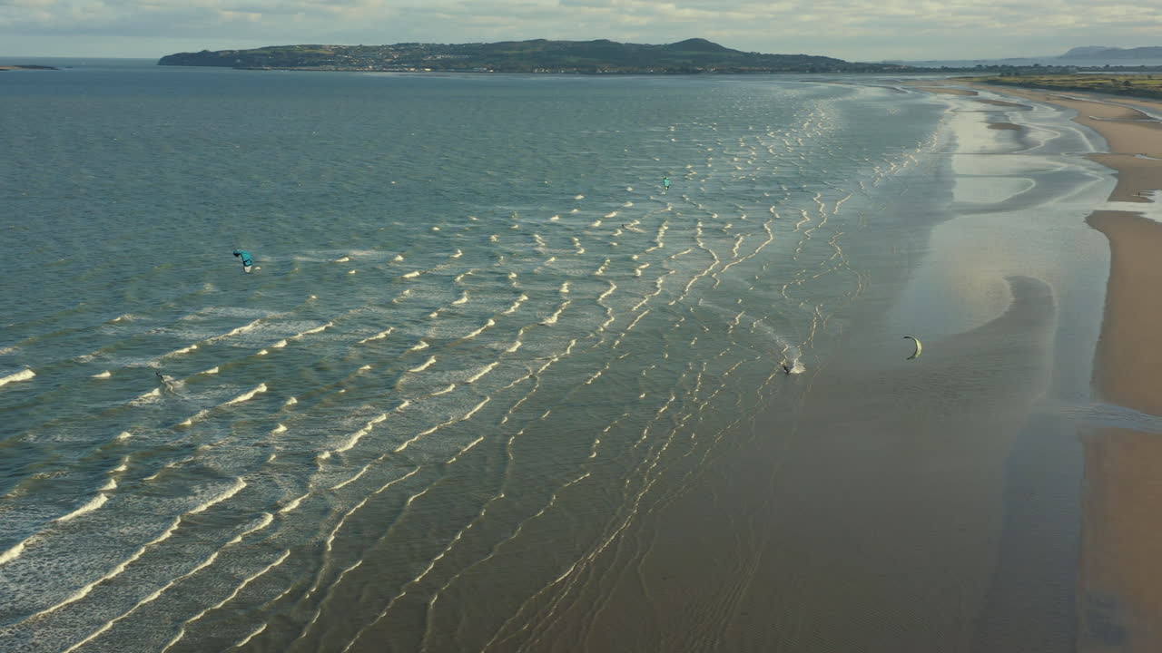 카이트, 드론 영상으로 바람을 타고 해변 가까이에 있는 카이트 서퍼
