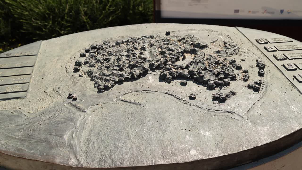 메두린 의 로마 빌라 의 지도 에 서 있는 여성 관광객