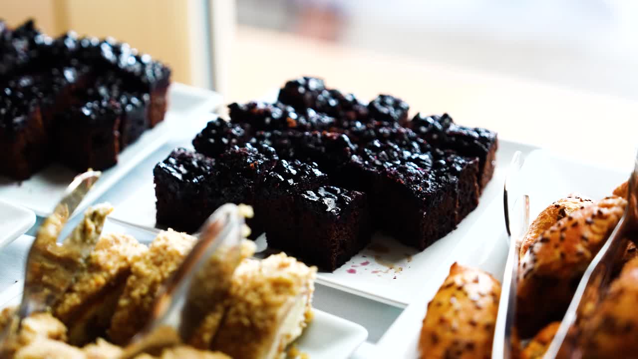 밝은 자연 빛으로 리셉션 테이블에 맛있는 어두운 색의 디저트