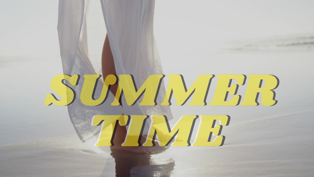 Donna che cammina sulla riva, gambe retroilluminate dal sole, vestito che svolazza, con una sovrapposizione "SUMMER TIME" sulla scena per lo stile di vita.