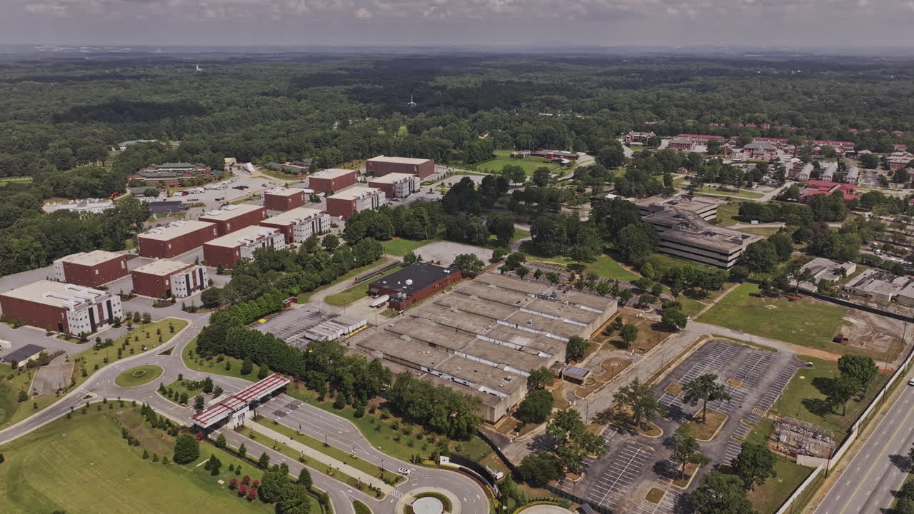 atlanta georgia aerial v973 drone flyover y alrededor de los estudios de tyler perry, capturando el complejo de producción de películas en fort mcpherson desde arriba durante el día - filmado con mavic 3 pro cine - agosto 2023