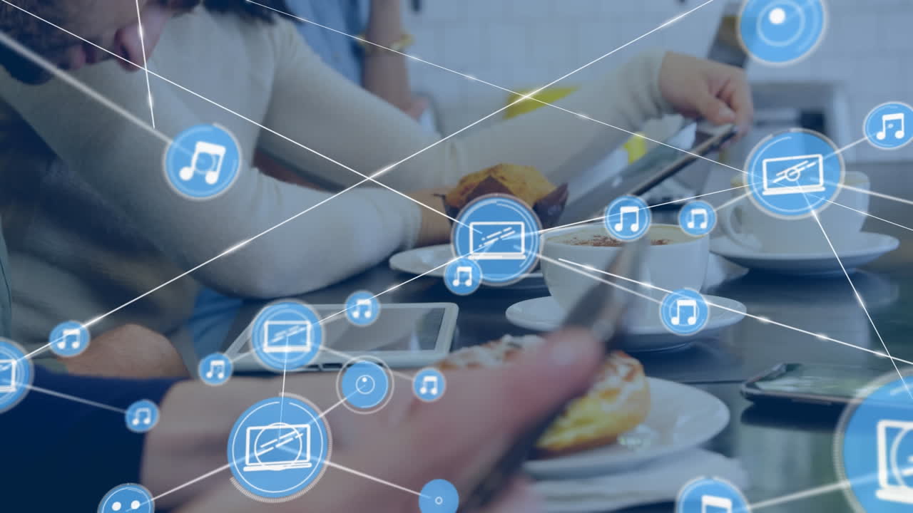 전자 장치를 사용하는 다양한 사람들을 통해 아이콘으로 연결된 네트워크의 애니메이션