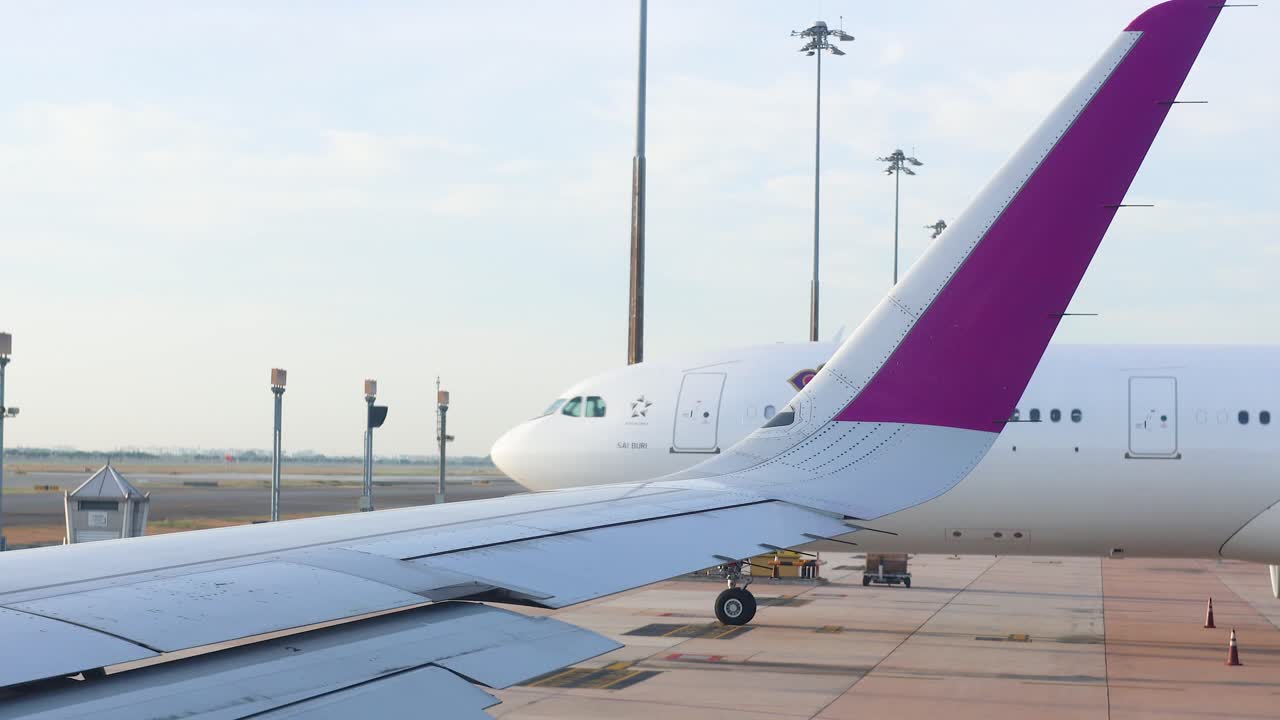 ala de avión en el aeropuerto