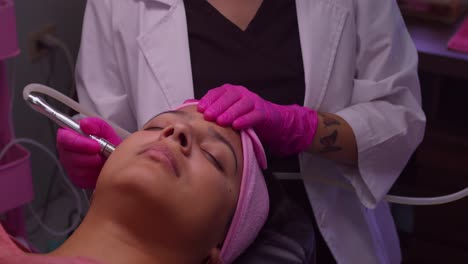 primer plano de un tratamiento de cuidado facial de una mujer en un spa