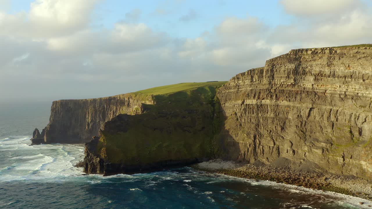 acantilados de moher tiro aéreo de dolly en ascenso