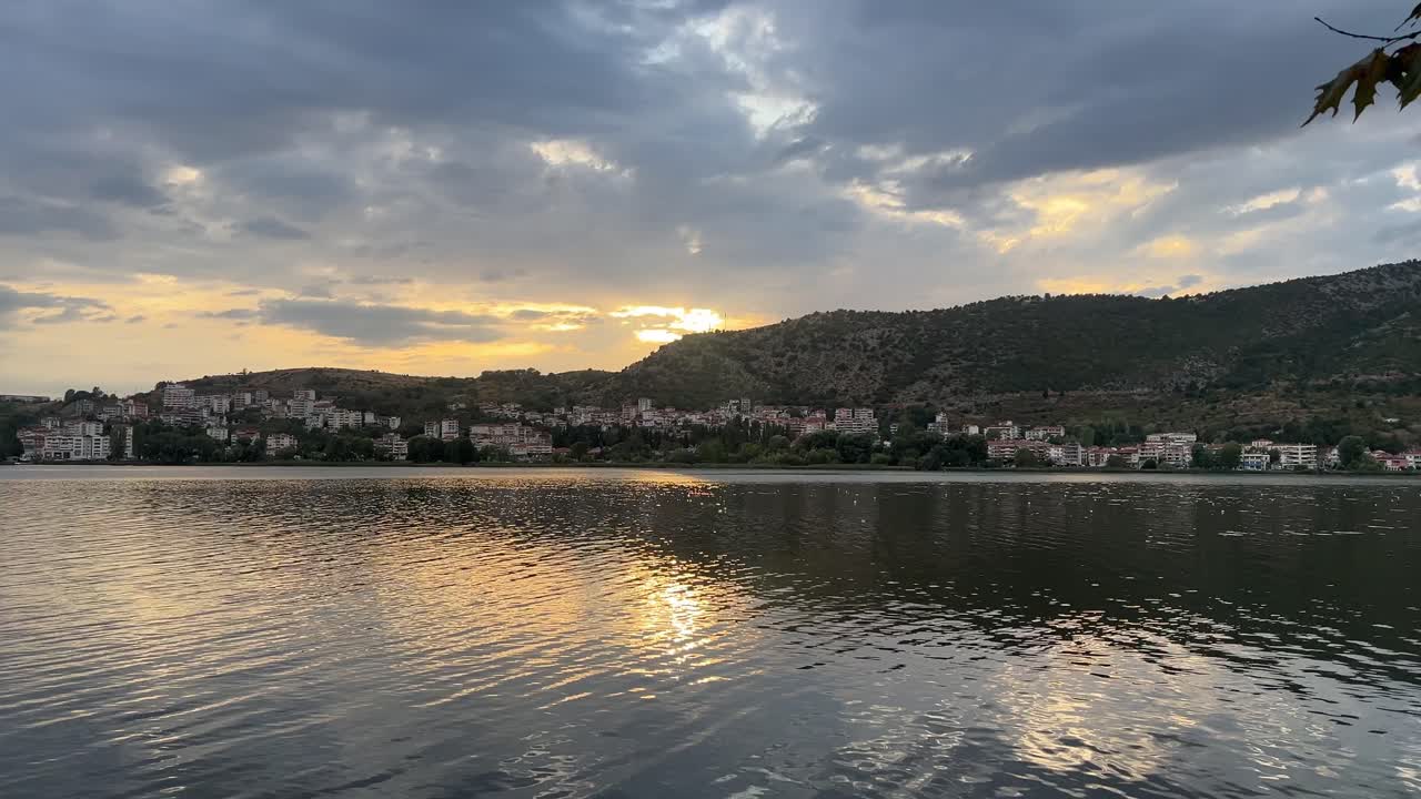 그리스 의 카스토리아 호수 연안 에서 즐거운 저녁 - 놀라운 4k 에서 영화적 인 아름다움