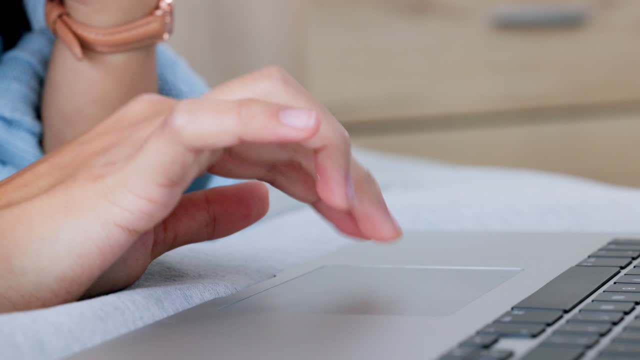 el desplazamiento de la mano de la computadora de una persona investigación web