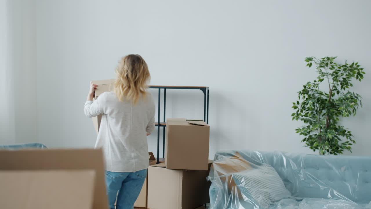 pareja mudándose de casa