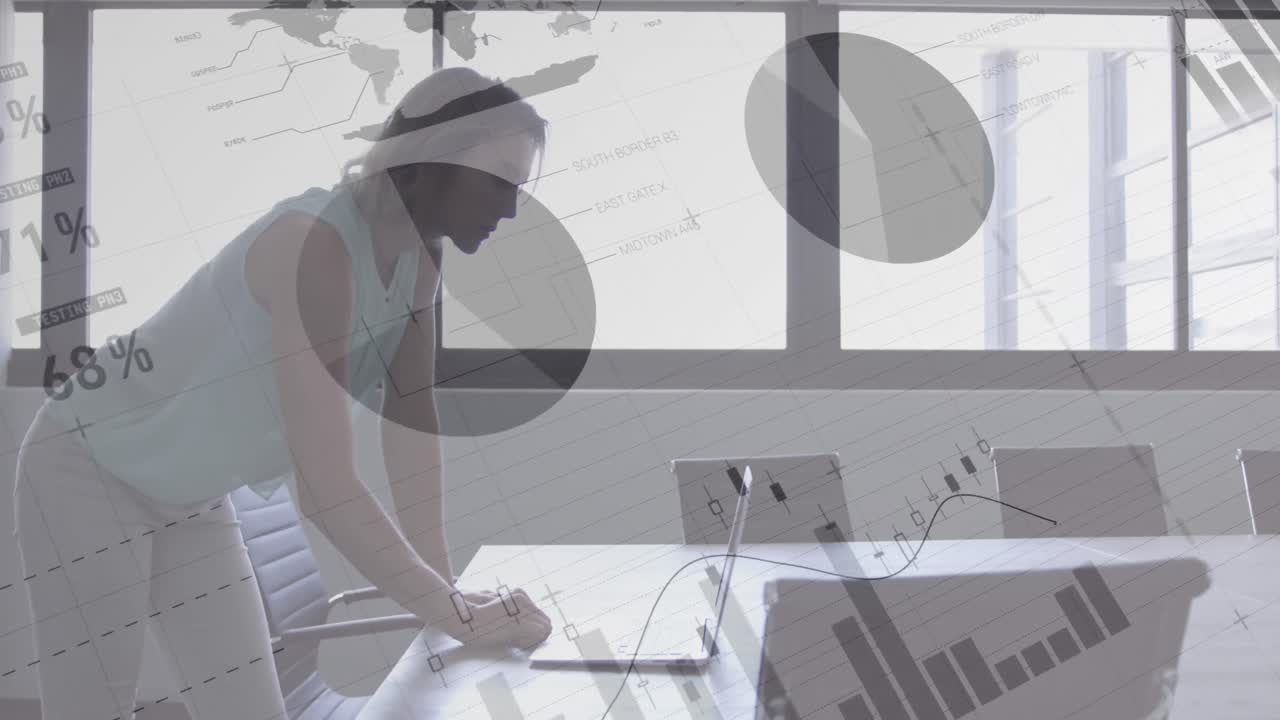 사무실에서 노트북을 사용하는 백인 여성에 대한 통계 데이터 처리 애니메이션