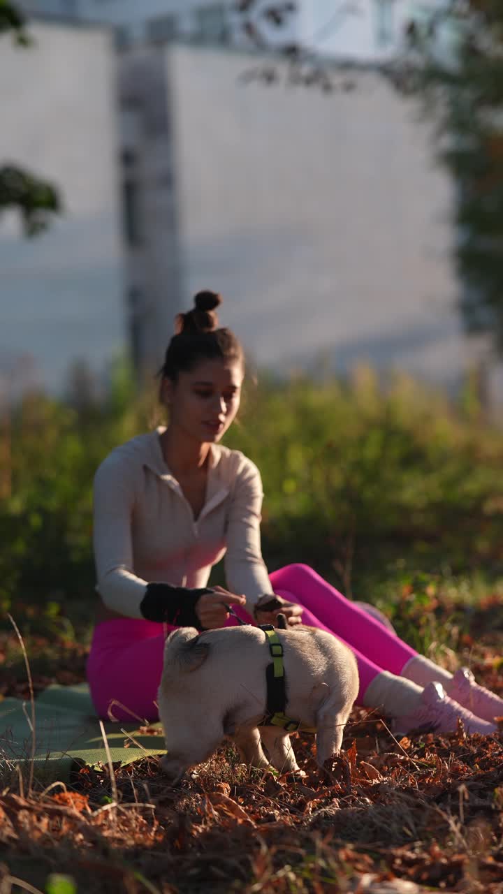 공원 에서 개 와 함께 운동 하는 여자