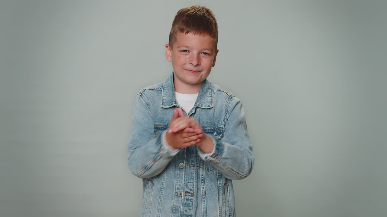 niño pequeño niño elegante niño mostrando los pulgares hacia arriba y asintiendo con la cabeza en aprobación, buen trabajo exitoso