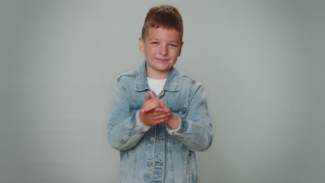 niño pequeño niño elegante niño mostrando los pulgares hacia arriba y asintiendo con la cabeza en aprobación, buen trabajo exitoso
